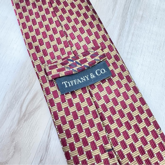 Tiffany & Co. Men's Necktie wine red with bronze gold details 100% Silk - Picture 3 of 6